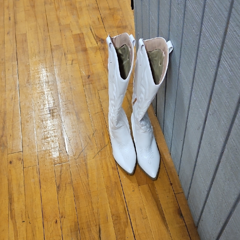 Elegant White Heeled Boots